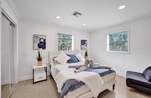 Hollywood Villa | Casa Lago Dania Waterfront Home with Private Pool - 5BR/3BTH - Sleeps 12
