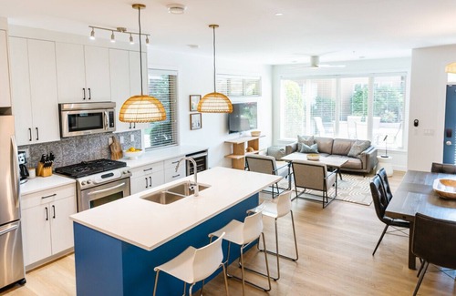 Westbank Condo | Casa Laguna! Lakefront Condo With Pool & Hot Tub.