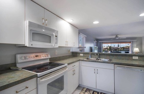 Pelican Apartment | Casa Laura Unit A - Lake Louise with a private pool