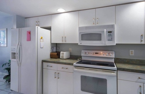 Pelican Apartment | Casa Laura Unit A - Lake Louise with a private pool