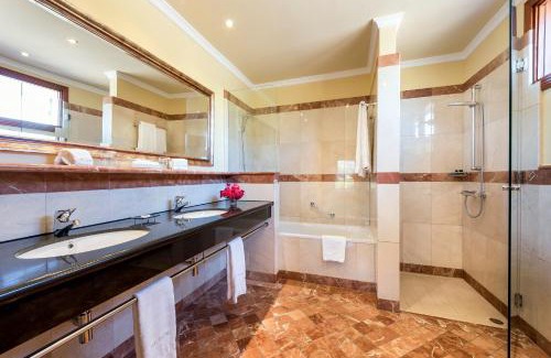 Monte Leon Hotel | Casa León Royal Retreat