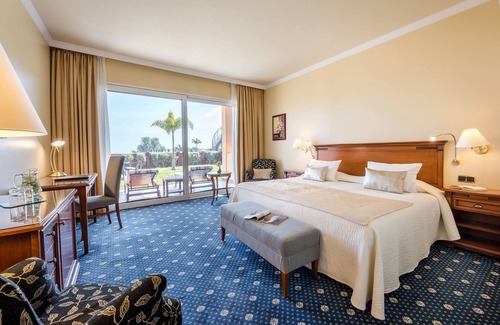 Monte Leon Hotel | Casa León Royal Retreat