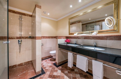 Monte Leon Hotel | Casa León Royal Retreat