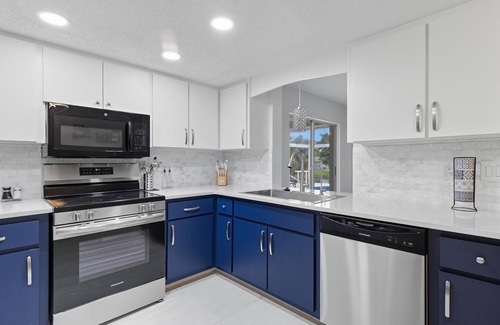 Oakland Hills House | Casa Mar Van Beautiful newly renovated Home on Canal Heated Pool Spa Lanai