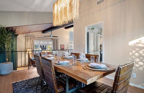 North Austin Civic Association House | Casa Pájaro | Hot Tub | Karaoke | Sleeps 16+