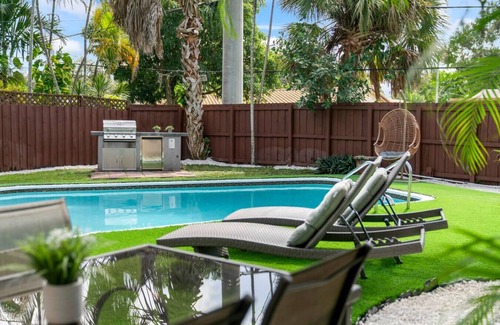 North Central Hollywood Villa | Casa Palma | Pool | 15min Beach | Pool table
