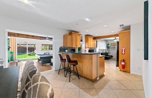 North Central Hollywood Villa | Casa Palma | Pool | 15min Beach | Pool table