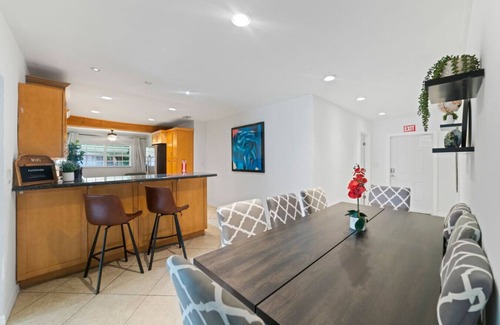 North Central Hollywood Villa | Casa Palma | Pool | 15min Beach | Pool table