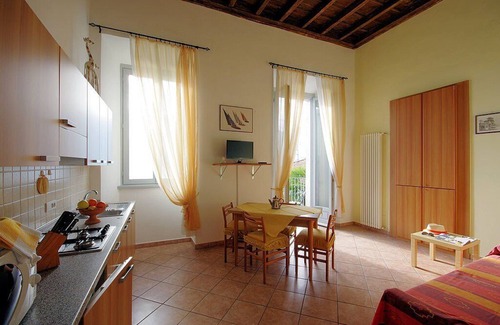 Azzano House | Casa Panorama Cinque: A bright and cheerful apartment situated at a short distance from the shores of Lake Como, with Free WI-FI.