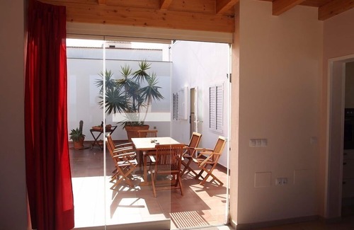 Corralejo Apartment | Casa Patio - Large vacation apartment with terrace and patio by the sea