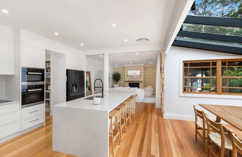 Picketts Valley House | Casa Queenie Summary: