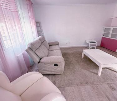 Campillo de Altobuey Apartment | Casa rosa completa-patio- BBQ-columpios-buhardilla