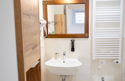 Cisano sul Neva Bed & Breakfast | Casa Rosso-le cantine