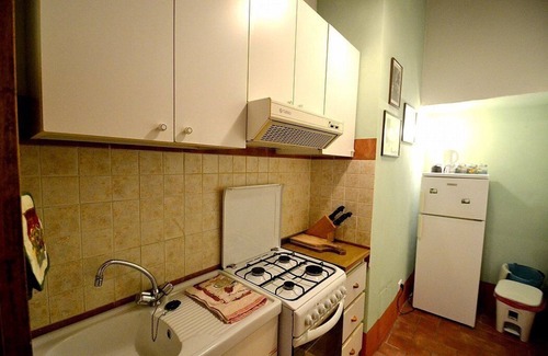 Monteriggioni House | Casa Scoiattolo A: A cozy and welcoming apartment surrounded by meadows and by green hills, with Free WI-FI.