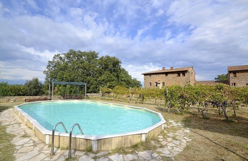 Monteriggioni House | Casa Scoiattolo A: A cozy and welcoming apartment surrounded by meadows and by green hills, with Free WI-FI.