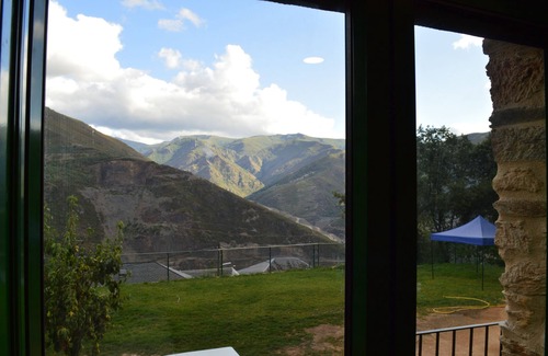 Carballeda de Valdeorras Cottage | Casa Tradicional con Jardín y Vistas a la Montaña. Eco dos Teixos