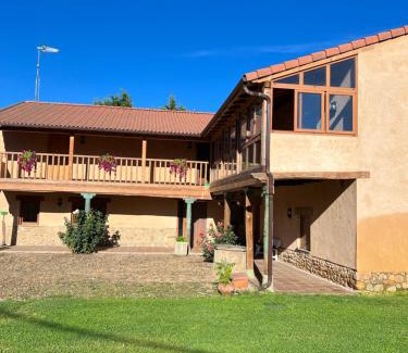 Llamas de la Ribera House | Casa Villa Franca