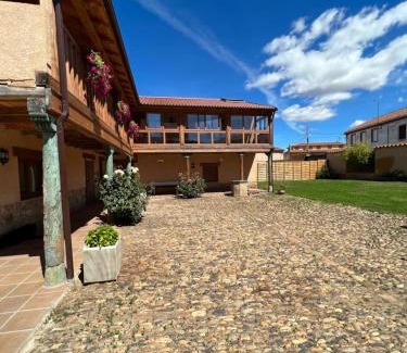 Llamas de la Ribera House | Casa Villa Franca