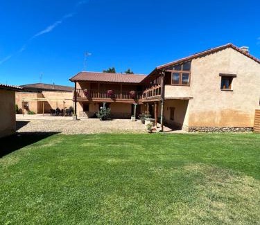 Llamas de la Ribera House | Casa Villa Franca