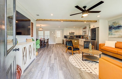 Waco House | Casablanca Waco | 5 Mins to Silos/Baylor Hot Tub Pets OK, Casablanca Waco