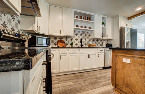 Waco House | Casablanca Waco | 5 Mins to Silos/Baylor Hot Tub Pets OK, Casablanca Waco