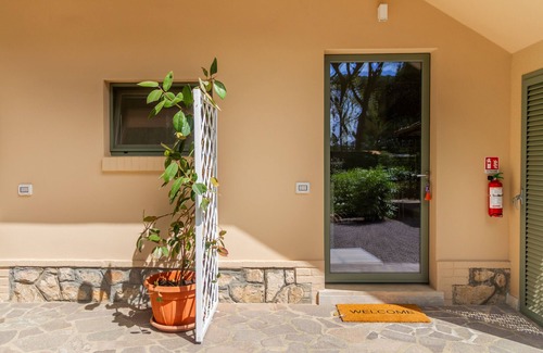 Saline Sadun Apartment | 'Casale Lorenzo - Room 3' with private veranda, shared garden and air conditioning