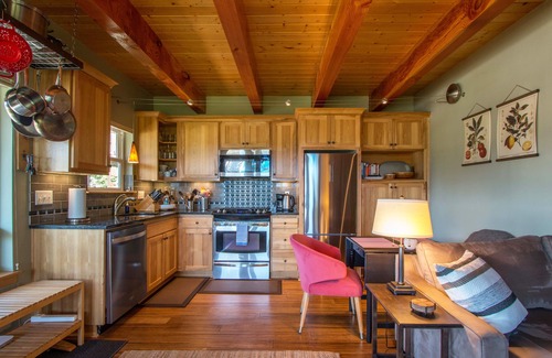 Cascade Locks Cottage | Cascade Locks Downtown Cottage, Sauna, Walk to Downtown, Dry Creek Trailhead