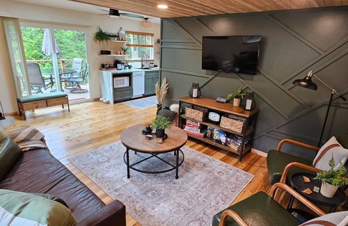 Marblemount Cabin | Cascade River Hideaway-Dogs welcome, off-grid