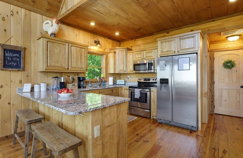 Morganton Cabin | Cascading View Lodge♡ Mtn Views, hot tub, fire pit, < 20 min from Blue Ridge