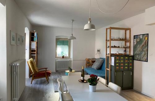 Lisignago Apartment | Casi di Lisi, la luce sulla piazza e sulle montagne