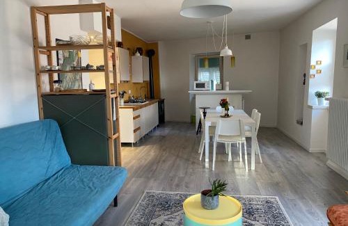 Lisignago Apartment | Casi di Lisi, la luce sulla piazza e sulle montagne