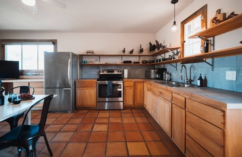 Driftwood House | Casita Refugio- Hot Tub, Fire Pit, Views, King Bed.near wineries and breweries