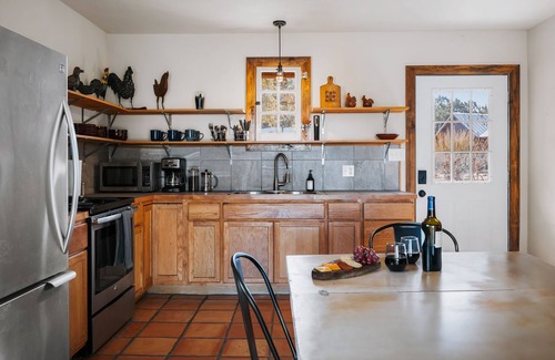 Driftwood House | Casita Refugio- Hot Tub, Fire Pit, Views, King Bed.near wineries and breweries