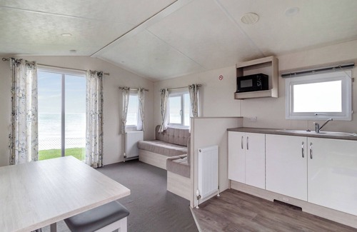 Bacton House | Castaways Oyster 8 Sea View (Pet)