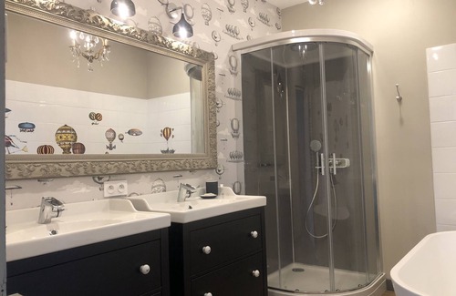 Falaise House | Castel Saint-Léonard