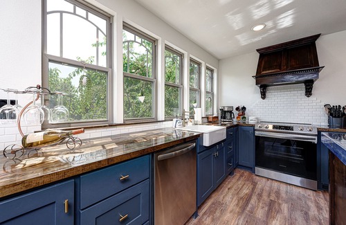 Downtown House | Castle by the Square - 5 minute walk to downtown Bentonville!