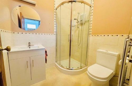 Castle Donington House | Castle Donington 5 Bed House 2 Baths Near EMA And Donington Park