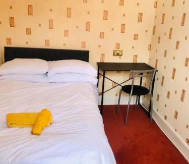 Castle Donington House | Castle Donington 5 Bed House 2 Baths Near EMA And Donington Park