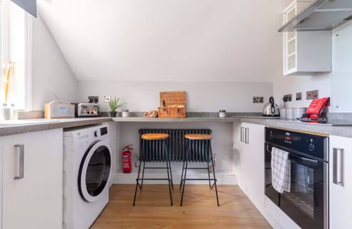 Rochester Apartment | Castle Garden View - Two Steps Away from Central Rochester High Street