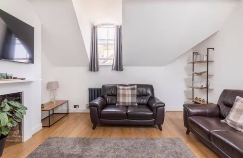 Rochester Apartment | Castle Garden View - Two Steps Away from Central Rochester High Street