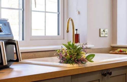 East Ayton House | Castle View Cottage with Hot Tub and EV Charging