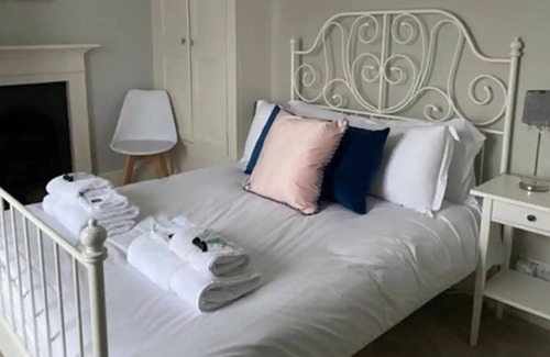 Marazion House | Castle View - Stunning 6 bedroom Coastal Townhouse