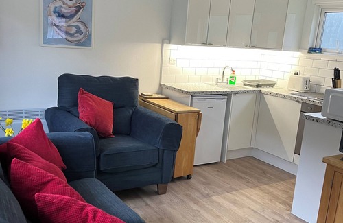 Mumbles Ski Chalet | Caswell Bay Beach Chalet, Gower. Perfect for families. 3 min. walk to beach.