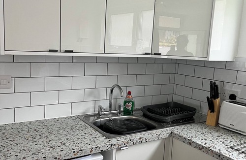 Mumbles Ski Chalet | Caswell Bay Beach Chalet, Gower. Perfect for families. 3 min. walk to beach.