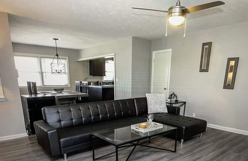 Jamestown House | Catch and Relax on Main