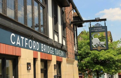 Rushey Green Apartment | Catford Bridge 1BR Flat | Fast Wi-Fi + Transit