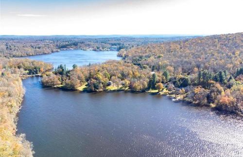 Swan Lake House | Catskills Lakefront with Kayaks, HotTub & Firepit