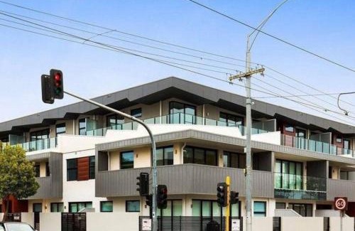 Caulfield Apartment | Caulfield Elegance: Chic Abode