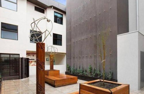 Caulfield Apartment | Caulfield Elegance: Chic Abode