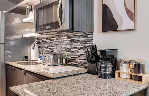 Downtown Cincinnati Apartment | CBDOTR 24-7 Gym, Pool, Rooftop, Steps to Stadiums